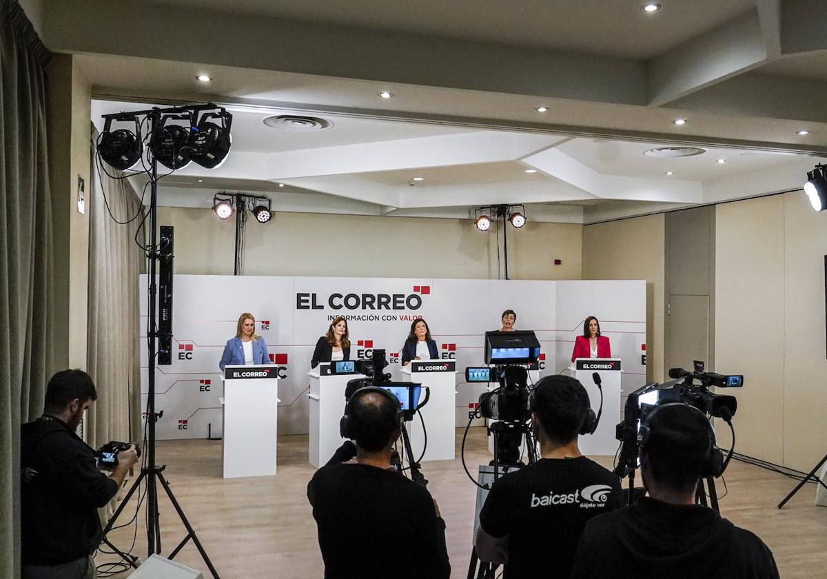 Las cinco candidatas en un momente del debate