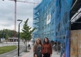 Beatriz Izaguirre y Leticia Jiménez ante un bloque de viviendas sociales en construcción en Amurrio.