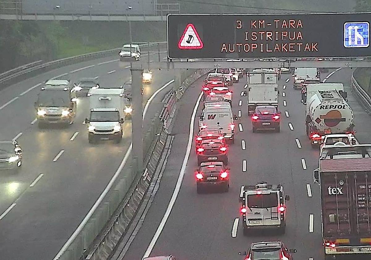 Siete evacuados al hospital en dos accidentes múltiples en las carreteras vizcaínas