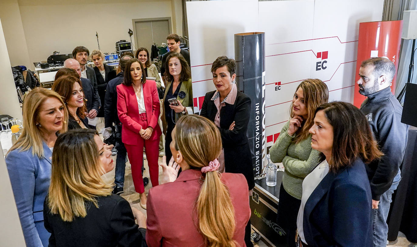 Las presentadoras, Marta Madruga y Olatz Barriuso (ambas de espaldas), explican la dinamica del deate a las canidatas y a sus asesoras.