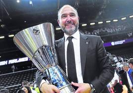 Chus Mateo, con el trofeo de campeón de la Euroliga en las manos.