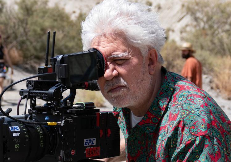 Pedro Almodóvar en el rodaje en Almería de 'Extraña forma de vida'.