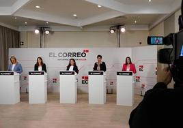 Las cinco candidatas, en sus atriles.