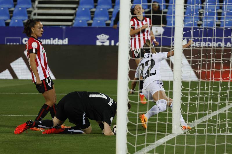 Quiñones no pudo hacer nada para evitar el tercer tanto de Athenea.