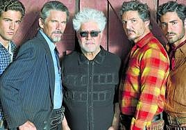 Pedro Almodóvar rodeado de los actores de 'Extraña forma de vida', Jason Fernández, Ethan Hawke, Pedro Pascal y José Condessa.