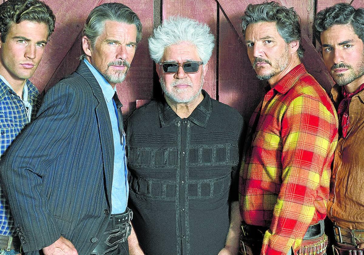 Pedro Almodóvar rodeado de los actores de 'Extraña forma de vida', Jason Fernández, Ethan Hawke, Pedro Pascal y José Condessa.