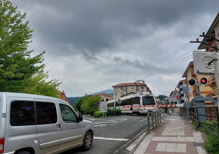 Paso a nivel con barreras para coches y peatones cercano al lugar donde falleció la joven.