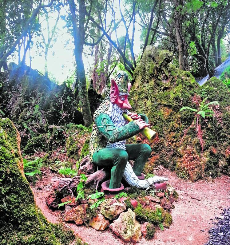 Figura mitológica en el parque de Mina Pepita, en Medio Cudeyo.