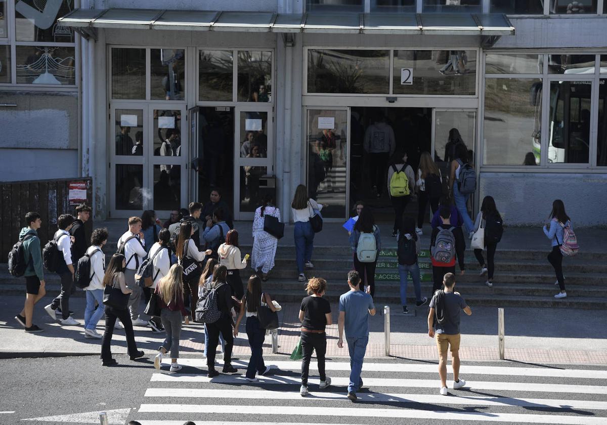 Estudiantes en el campus de la UPV/EHU en Leioa.