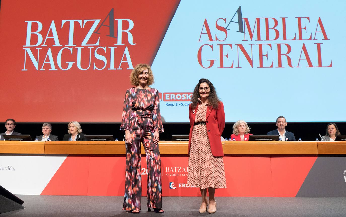 Leyre Mugerza y Rosa Carabel en la Asamblea General de Eroski