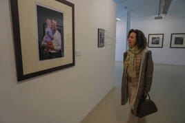 La mujer de Josu Izarra contempla las obras póstumas de su marido.