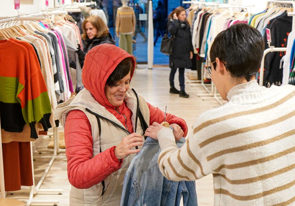 Una cliente adquiere una prenda en un comercio local.