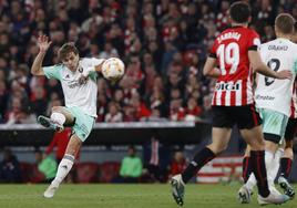 Pablo Ibáñez golpea el balón para anotar el gol en San Mamés que supuso la eliminación del Athletic en semifinales de Copa.