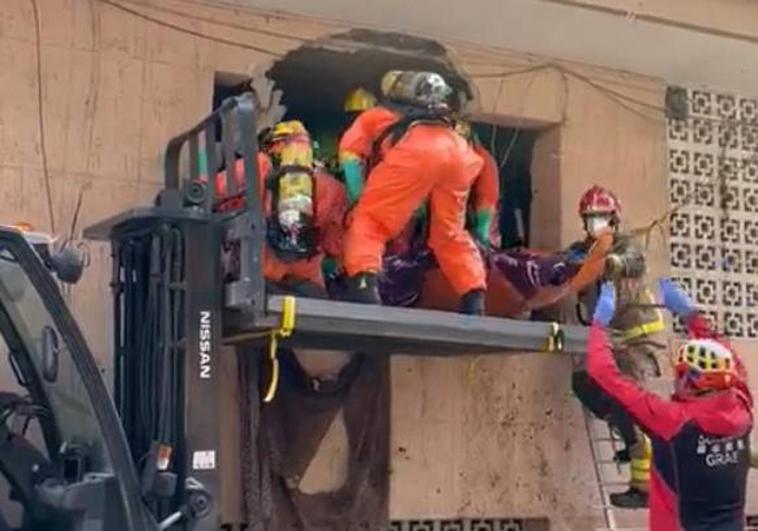 Aparatoso rescate de los servicios de emergencia.