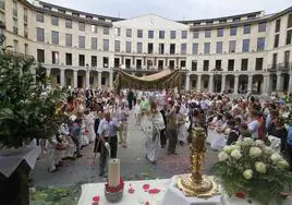 Procesión del Corpus en Llodio, en la que participa el grupo Adoración Nocturna.