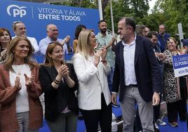 Ainhoa Domaica aplaude junto a Carlos Iturgaiz en el acto de final de campaña de los populares en La Florida.