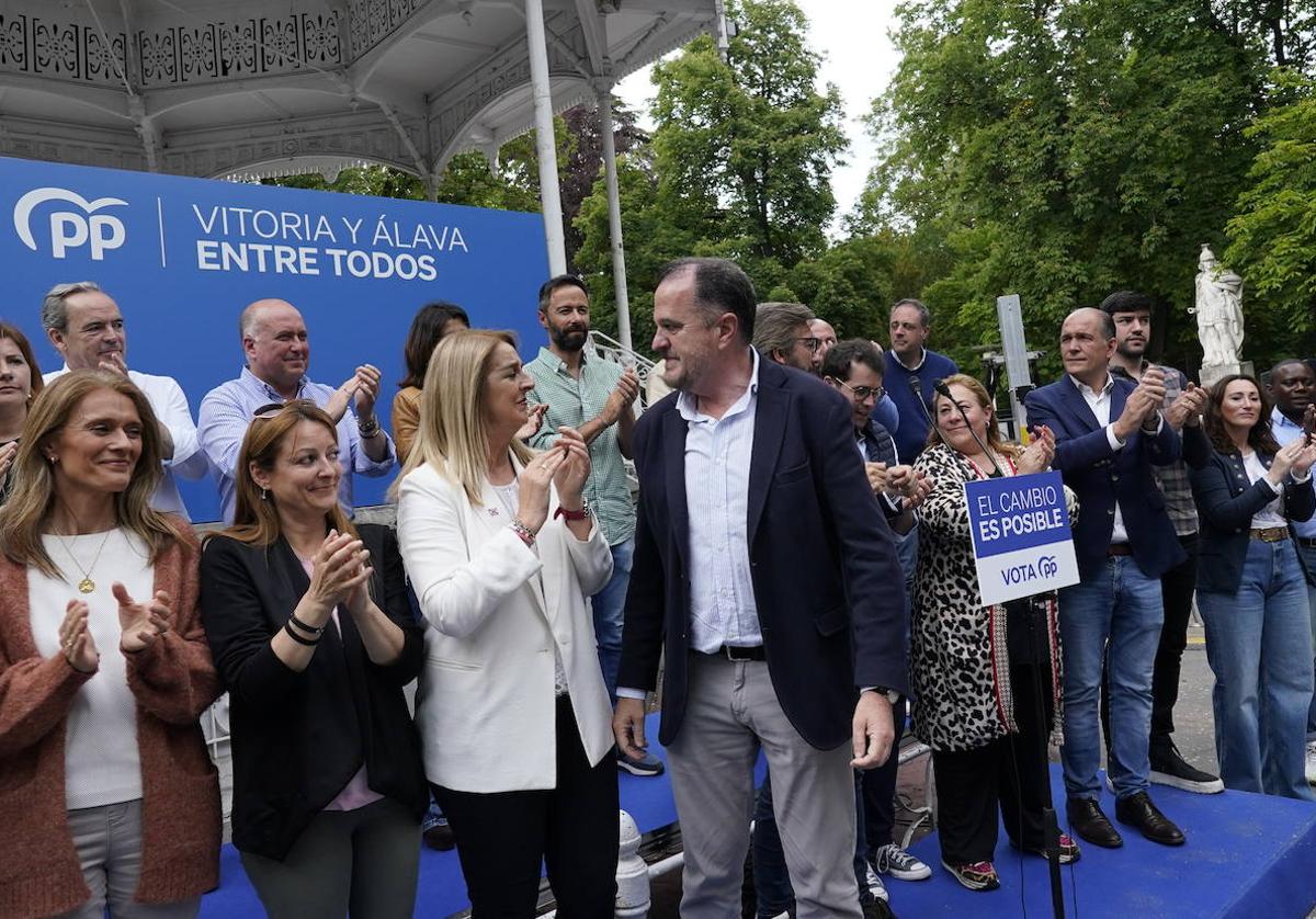 Ainhoa Domaica aplaude junto a Carlos Iturgaiz en el acto de final de campaña de los populares en La Florida.