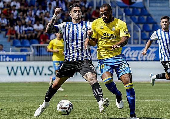 Miguel y Sidnei pugnan por la pelota en el partido de Mendizorroza.