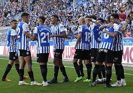 Benavídez, en el centro de la imagen, celebra con el resto de sus compañeros uno de los dos goles anteel Huesca.