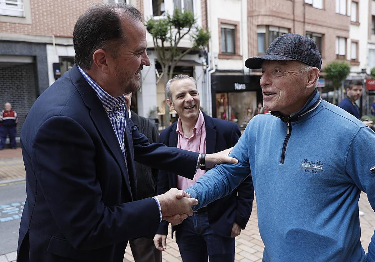 Carlos Iturgaiz, durante el recorrido que realizó ayer por Barakaldo.