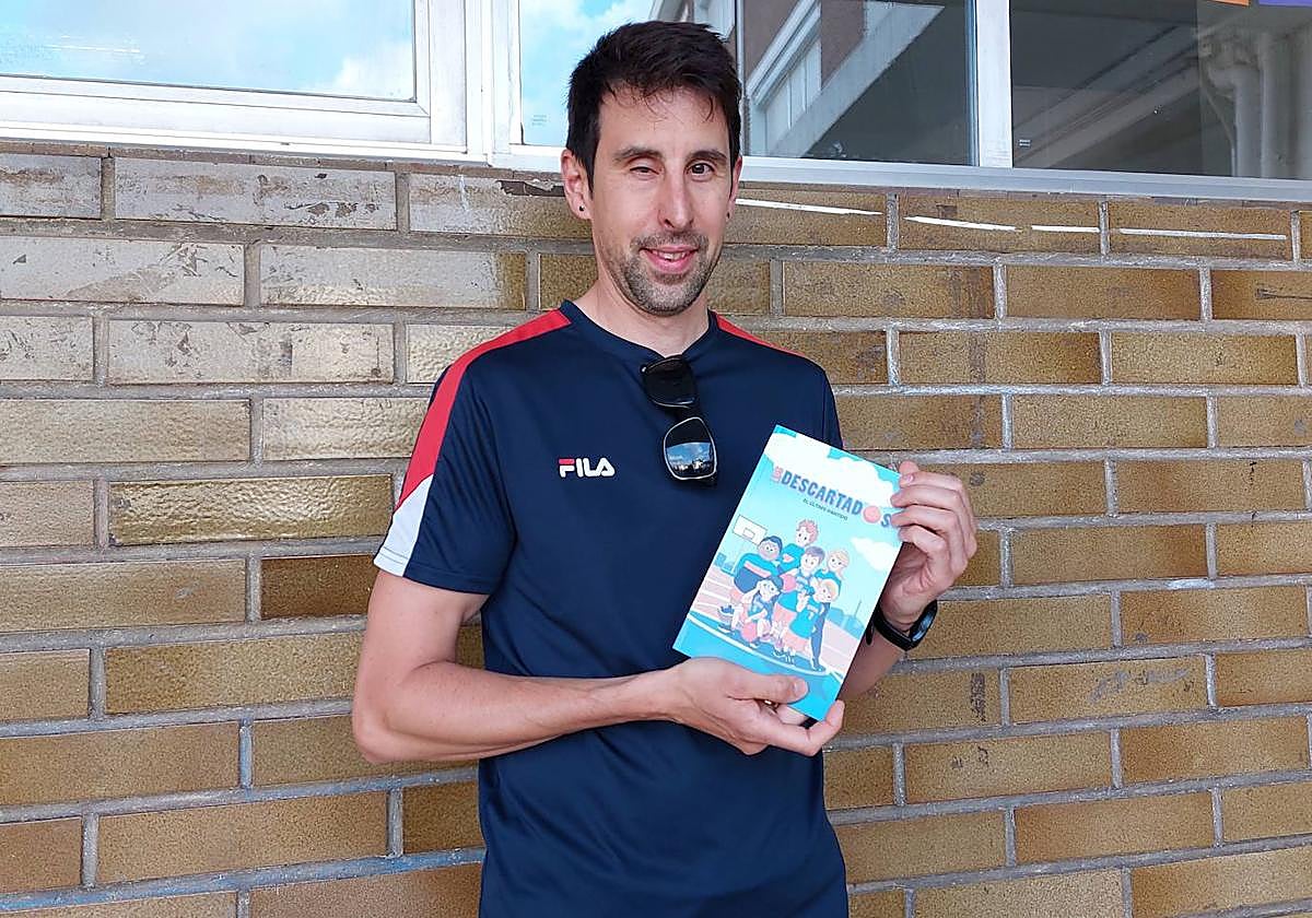 Josu Muñoz, que arrastra una ceguera en su ojo derecho desde que era niño, con su libro solidario.