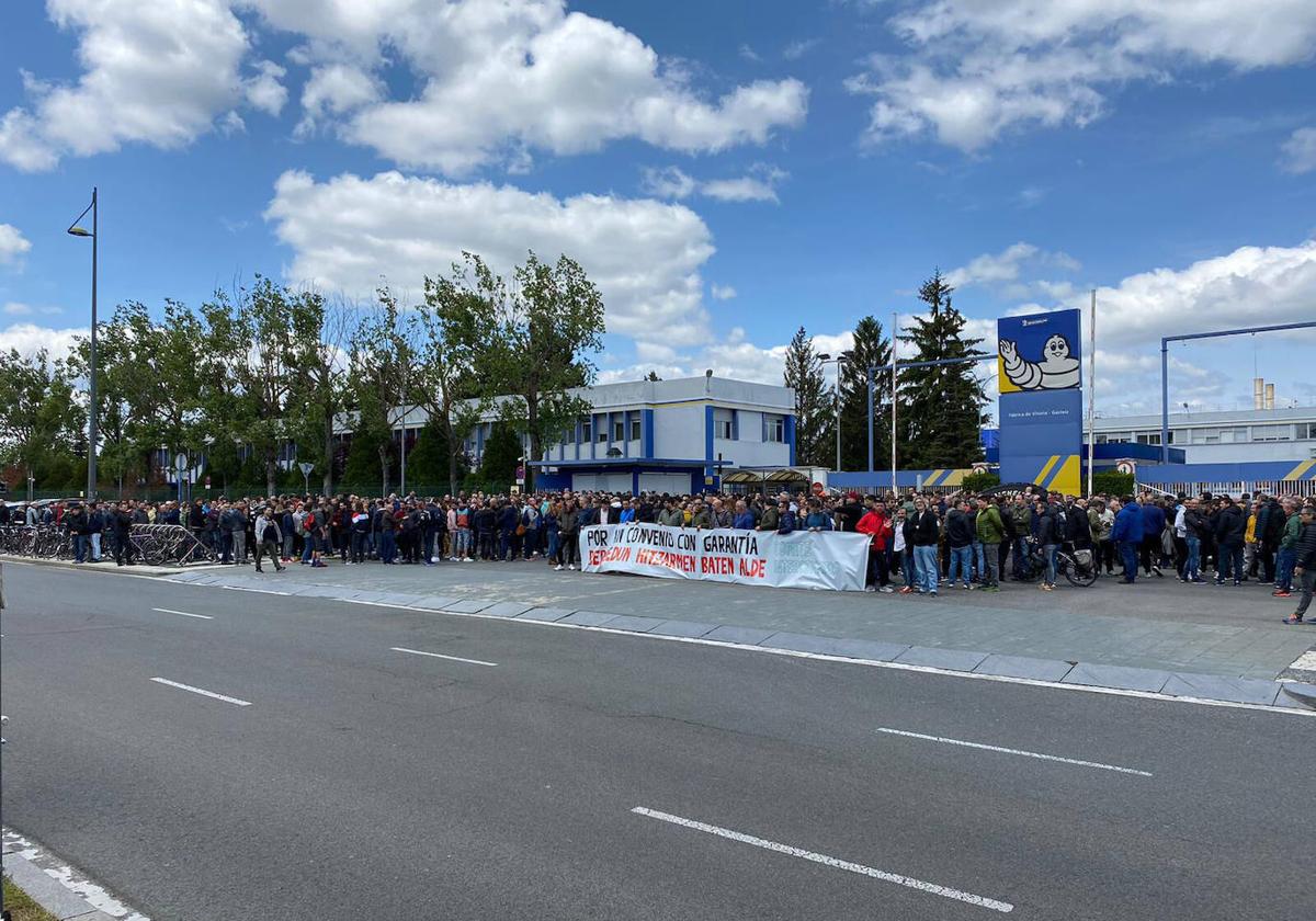 Trabajadores de la planta de Michelin Vitoria, durante una reciente concentración.