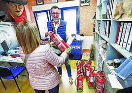 La práctica totalidad de las cuadrillas ha recogido ya los extintores que facilita la Cofradía.