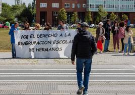 Protesta, este viernes, de familias de Ikasbidea frente a la sede del Gobierno vasco en Lakua.