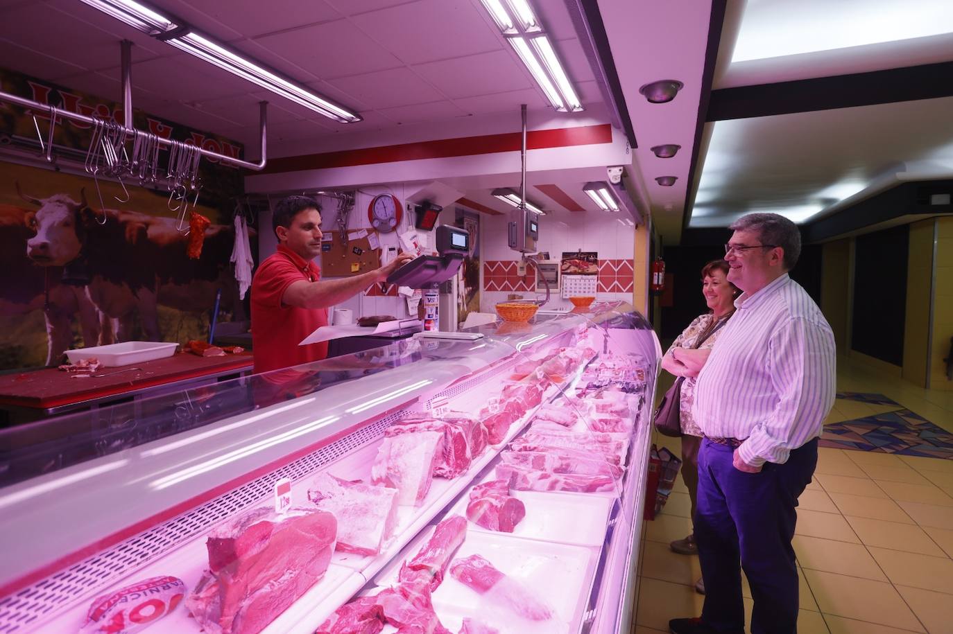 Juan Mari Aburto y su esposa comprando en una carnicería del mercado de Deusto.