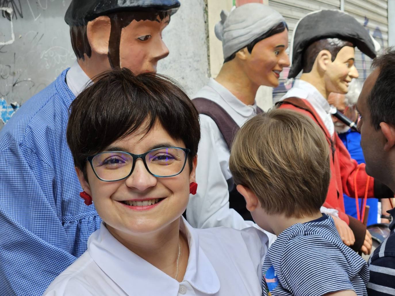 María del Río (EH Bildu), candidata a la Alcaldía de Bilbao, en las fiestas de Ibarrekolanda junto a su pequeño hijo Ekain.