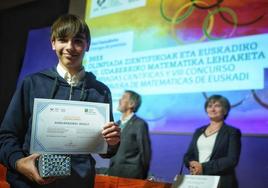 Borja Bienzobas posa con su diploma tras proclamarse campeón de las Olimpiadas de Biología de Euskadi.