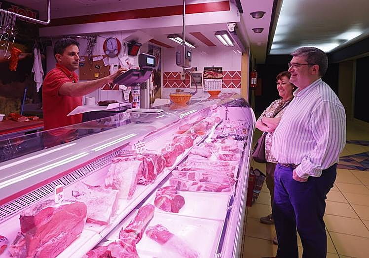 Imagen principal - Fútbol, vinos, bertsos, monte... Así pasan los candidatos la jornada de reflexión