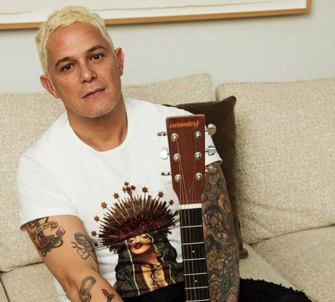 El cantante madrileño junto a su guitarra en una foto colgada hace días en sus redes sociales.