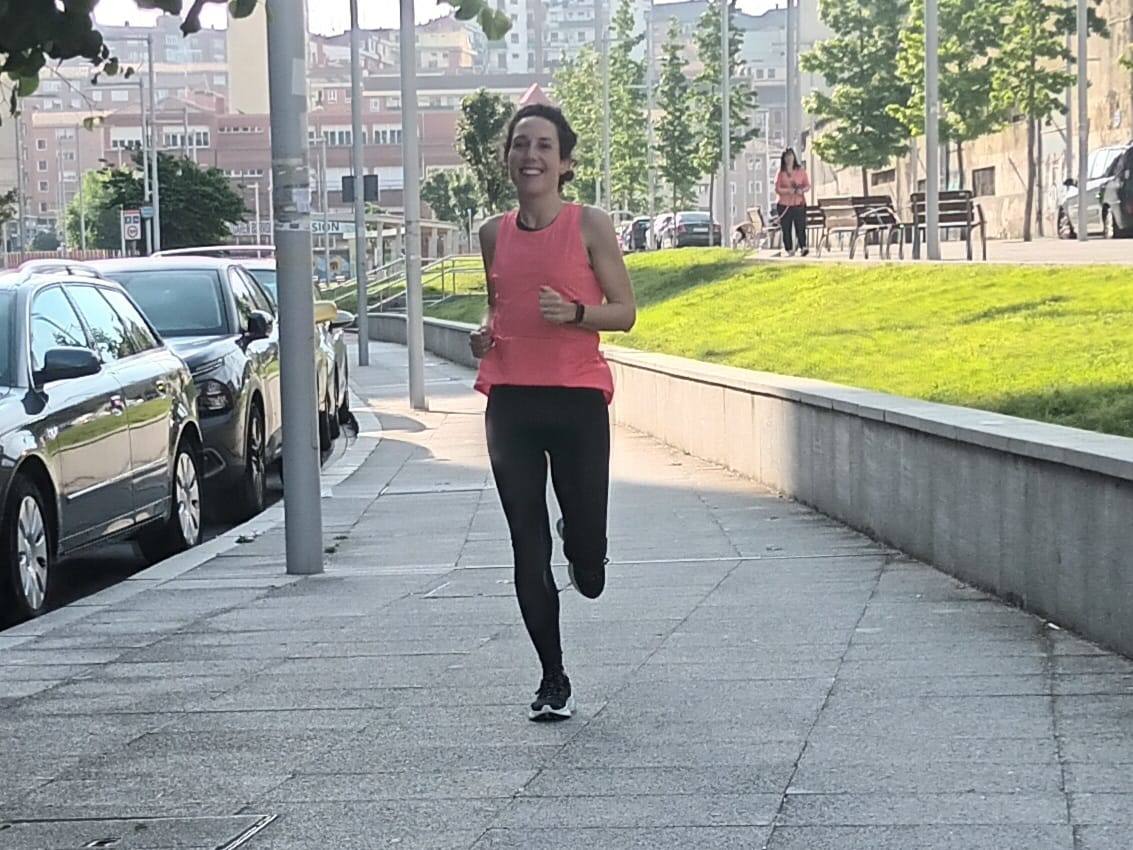 Nora Abete (PSE), candidata a la Alcaldía de Bilbao, corriendo a primera hora por la ciudad. 