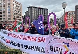 Concentracion de pensionistas en Bilbao ante la subdelegacion del gobierno