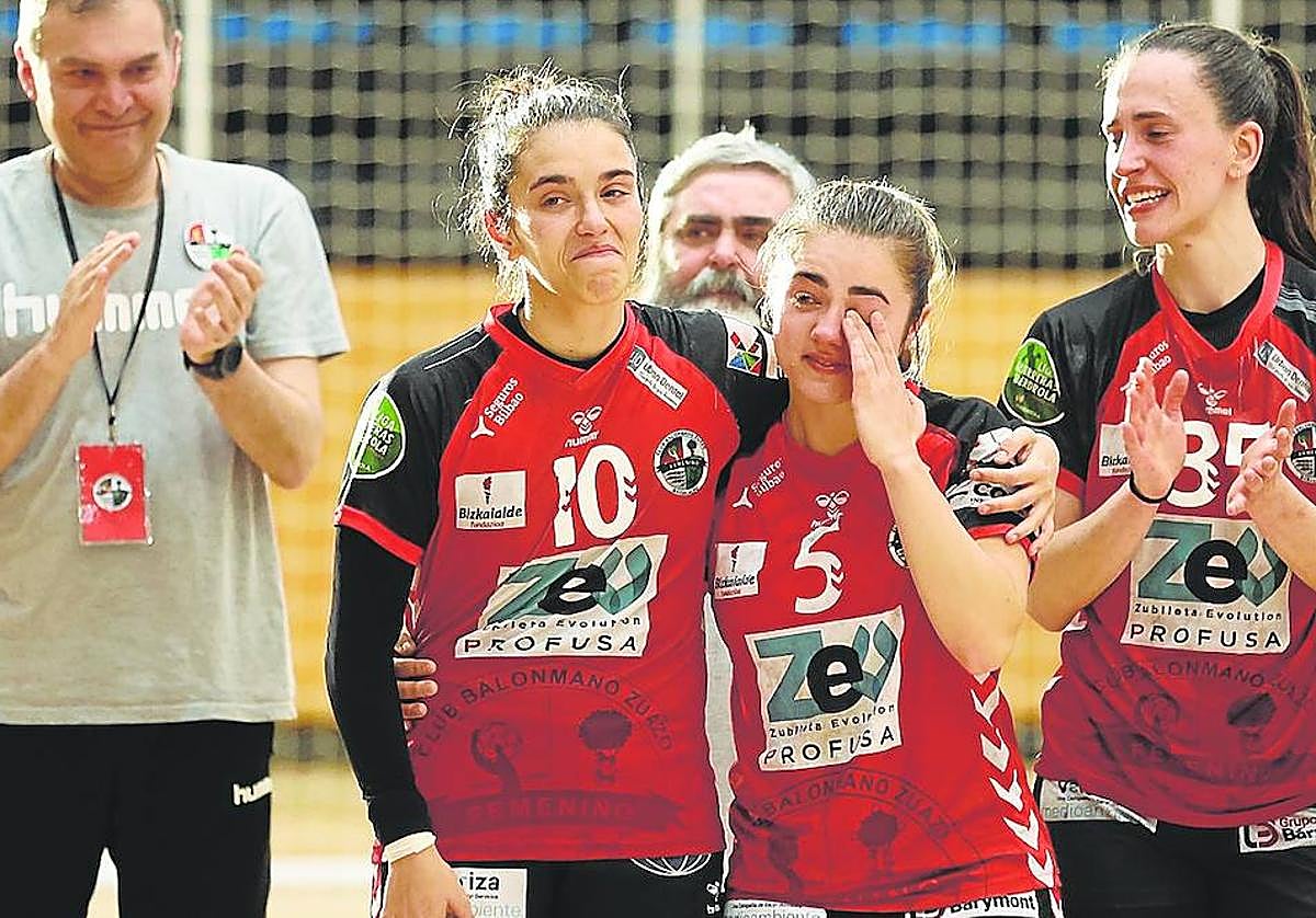 Jugadoras del Zuazo se despiden entre lágrimas de su público, que vio descender a las baracaldesas en Lasesarre