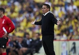 Luis García gesticula durante el encuentro.