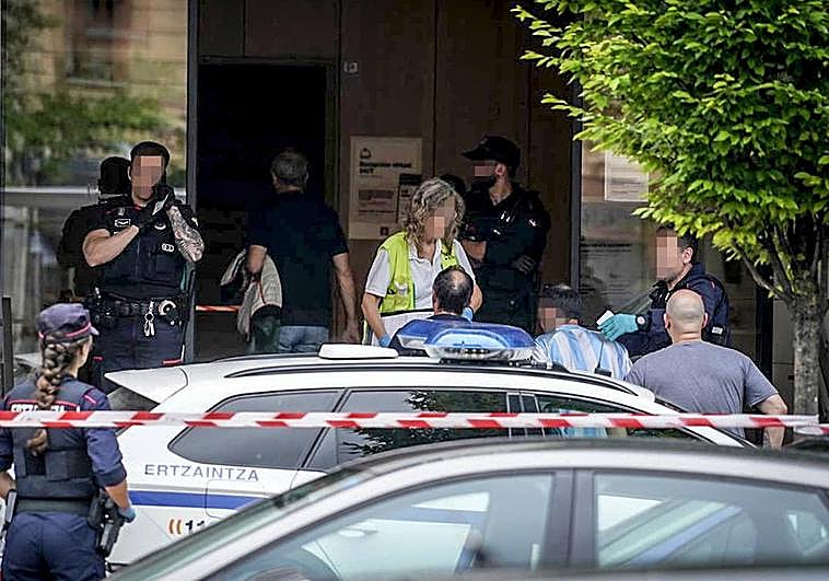 Ertzainas y personal médico, en el apartahotel donde han ocurrido los hechos.