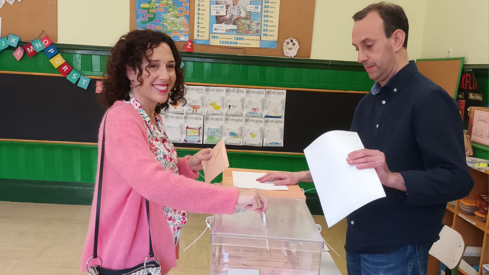 Nora Abete, candidata socialista a la Alcaldía de Bilbao, ha votado esta mañana en el Colegio Público Tomás Camacho. 