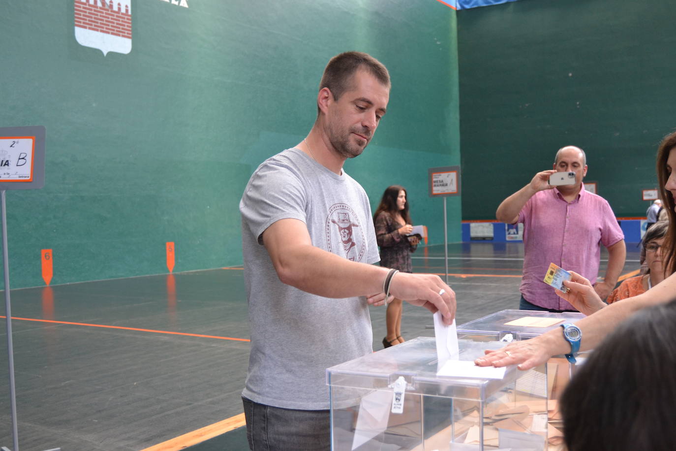 El candidato del PNV a la Alcaldía de Amurrio, Txerra Molinuevo, ha depositado su papeleta en el frontón de la localidad ayalesa.