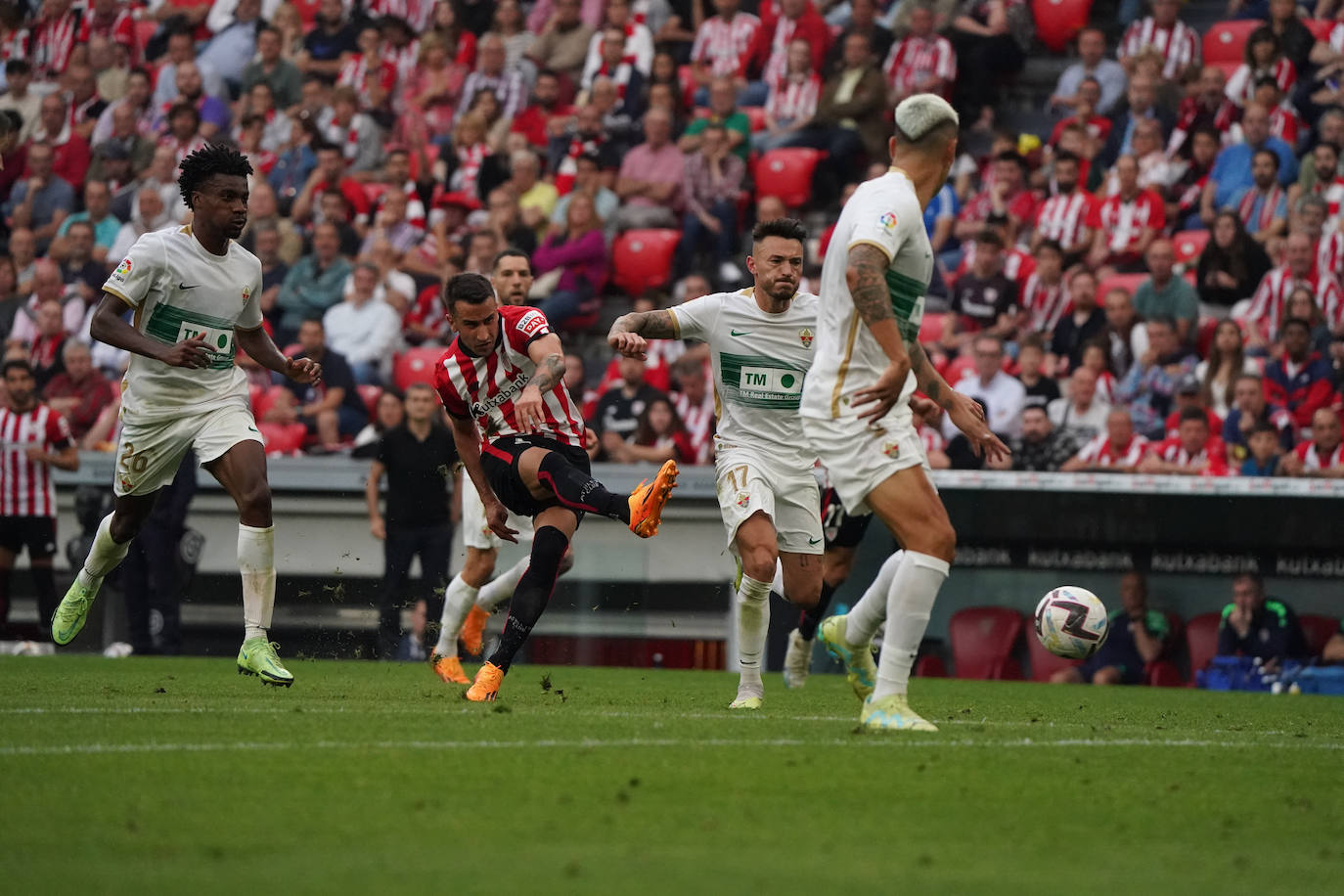 Berenguer dispara a puerta rodeado de futbolistas del Elche,