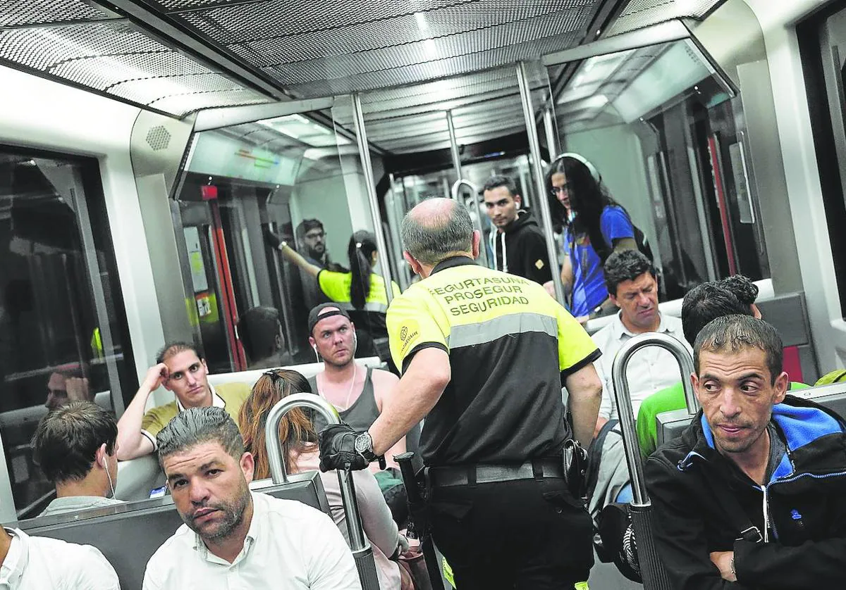 Dos vigilantes de Metro Bilbao patrullan en pareja un tren en una noche de sábado.