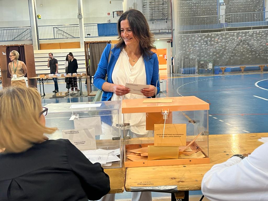 Mireia Elkoroiribe ha depositado su voto a las 10 horas en el Polideportivo de Landako.