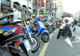 Las motos para moverse por la ciudad, como estas aparcadas en Bilbao, son las que registran mayor aumento de ventas.