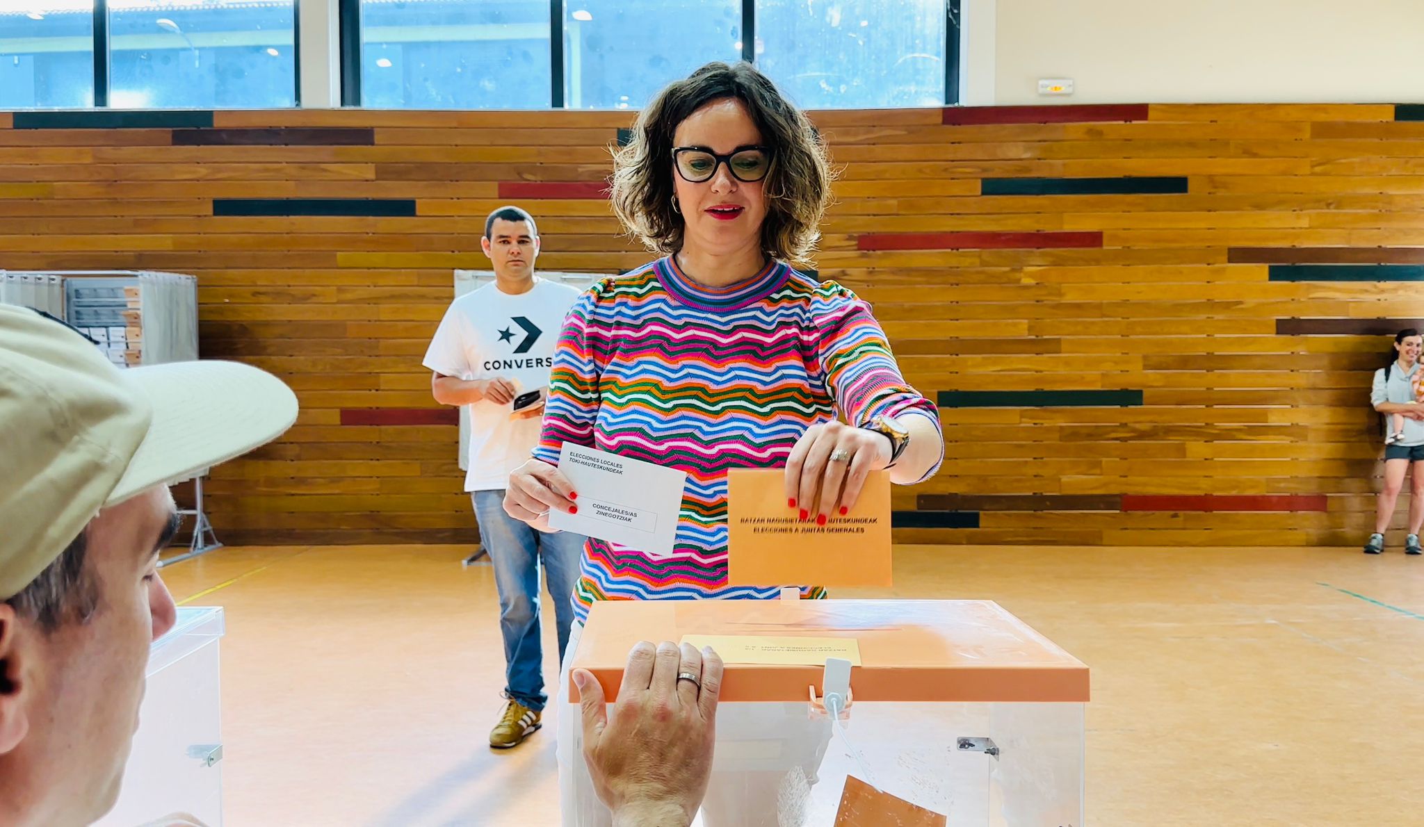 La candidata a diputada general de Bizkaia por el PNV, Elixabete Etxanobe, ha votado esta mañana en el Colegio de Otxandio.