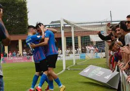 Los compañeros felicitan a Tajada tras conseguir el segundo gol.