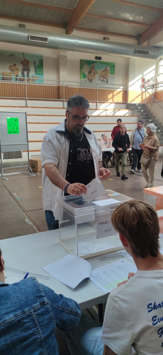 El candidato de Elkarrekin Podemos-Ezker Anitza/IU-Alianza Verde a la alcaldía del Ayuntamiento de Abadiño, Alfonso Arroyo, ha ido a votar a su colegio electoral a las nueve de la mañana.