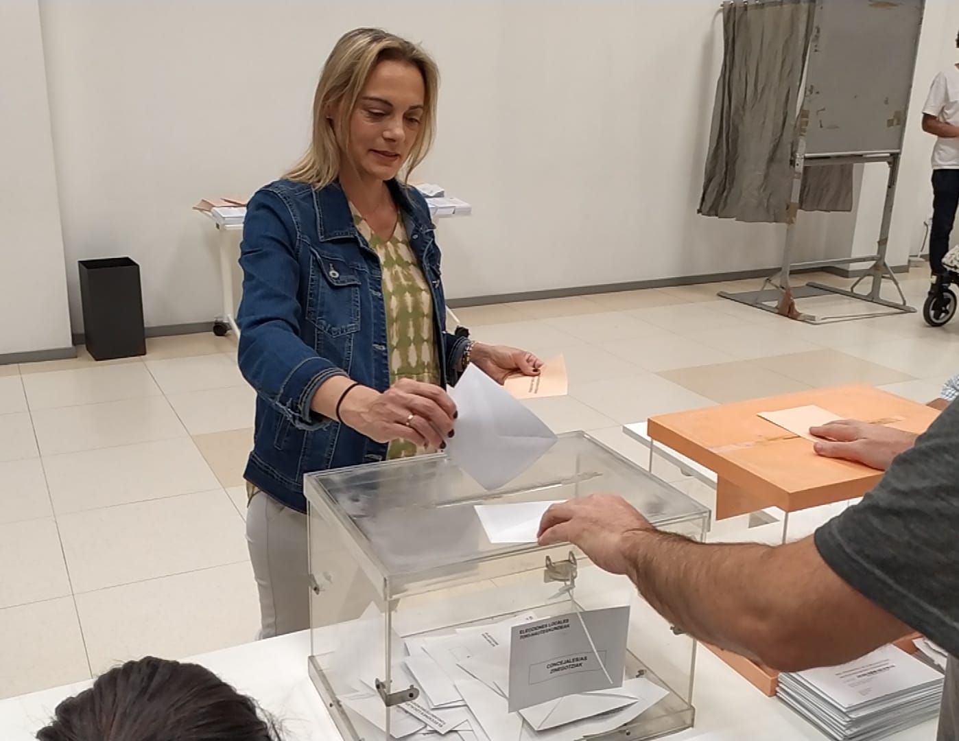 La candidata del PP a diputada general por Bizkaia, Raquel González, ha votado esta mañana en el CMD Basurtu Udaltegia.