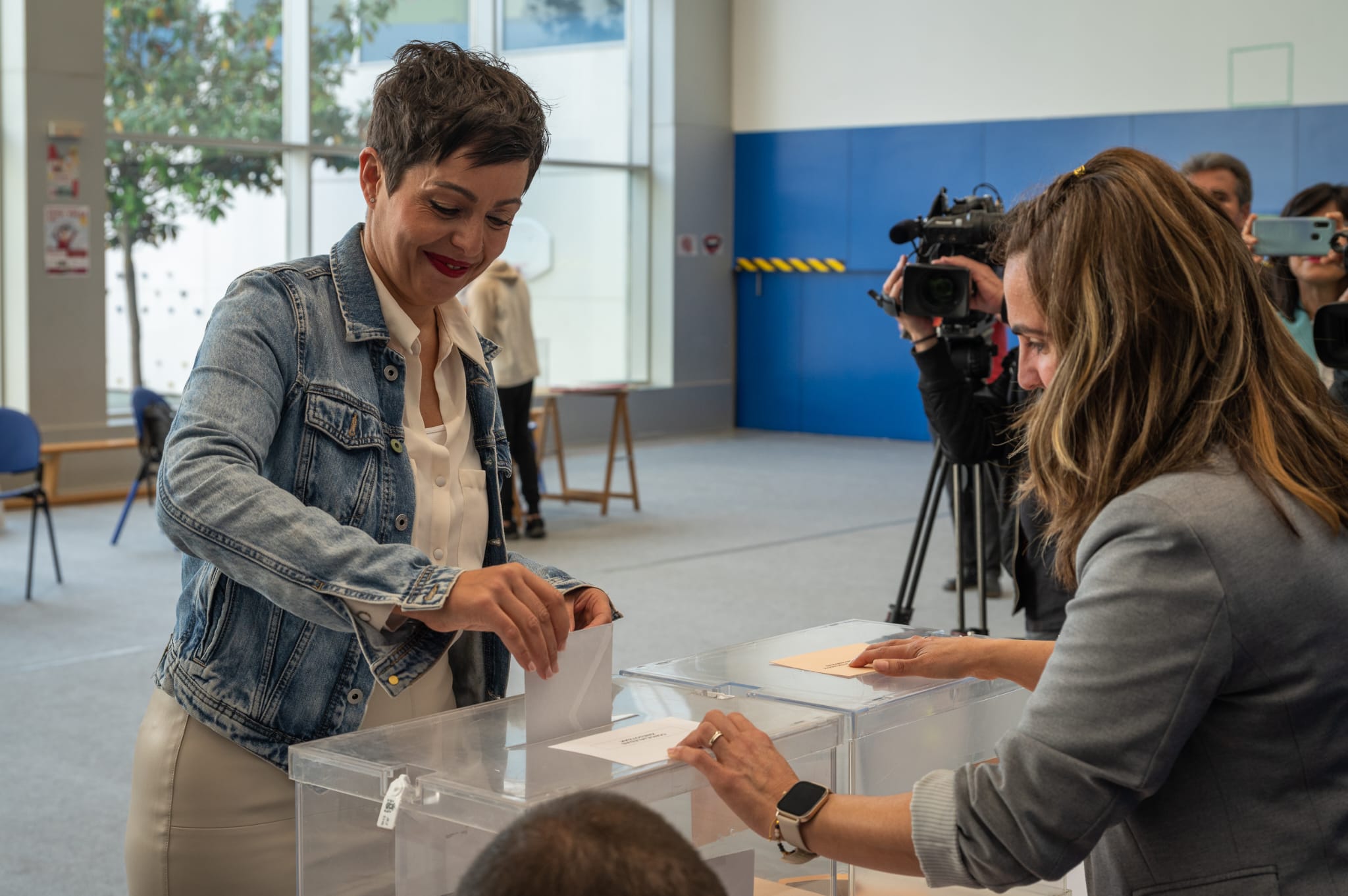 La candidata de EH Bildu al Ayuntamiento de Vitoria, Rocío Vitero, ha depositado su voto esta mañana en el CEP Salburua.