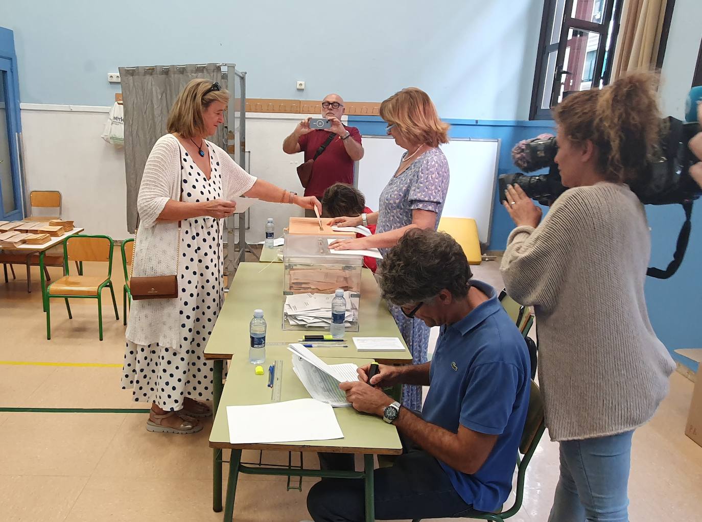 La candidata del PSE a diputada general de Bizkaia, Teresa Laespada, ha depositado su voto este domingo por la mañana.